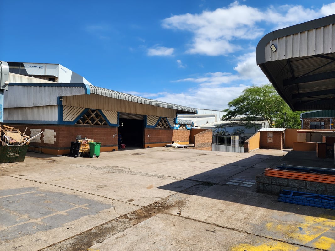 3 867m² Standalone Factory To Let in Glen Anil