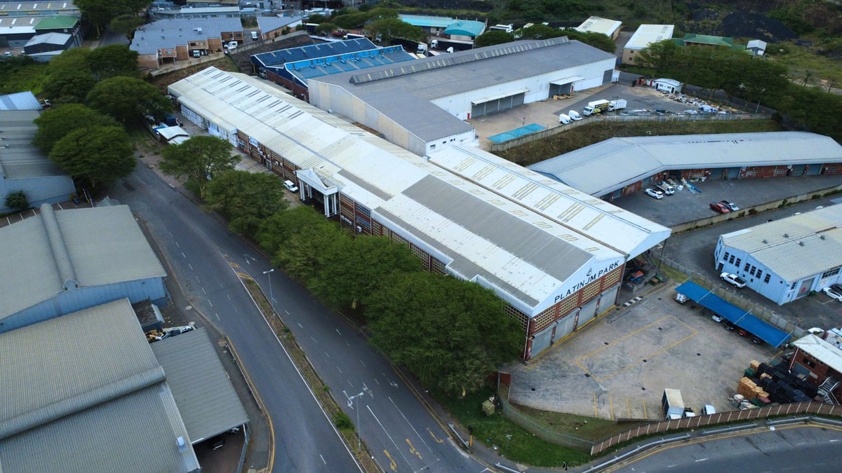 8000m² Factory For Lease in Briardene