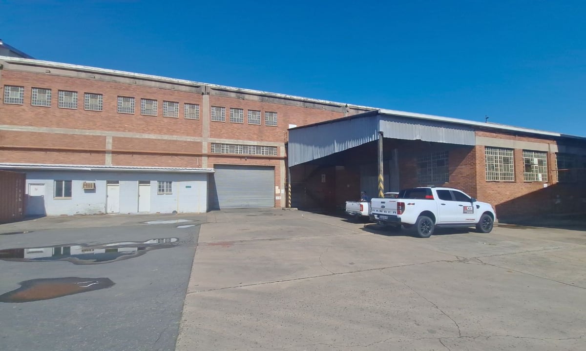 3 432m² Industrial Unit For Sale in New Germany