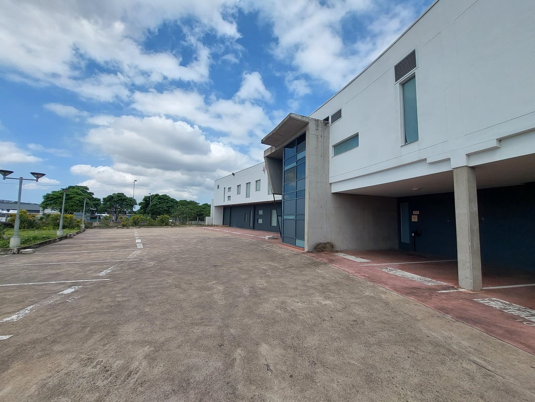 1951m² Office Space For Sale in Riverhorse Valley