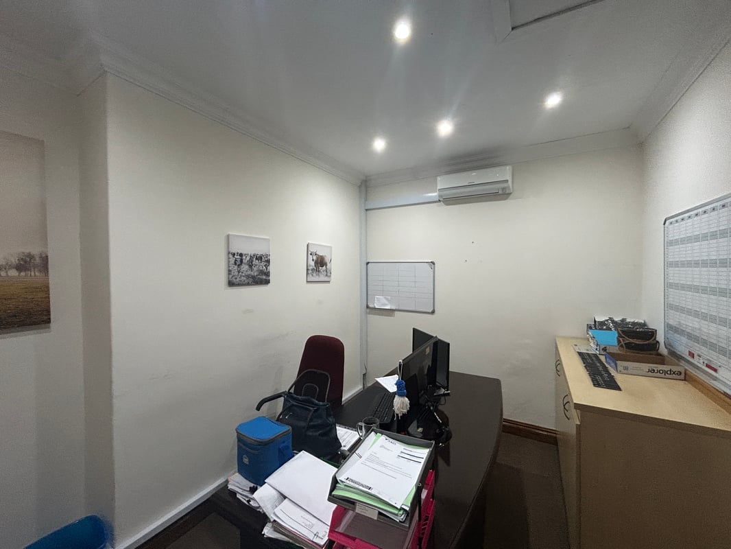 988m² Standalone Office For Sale in Westville