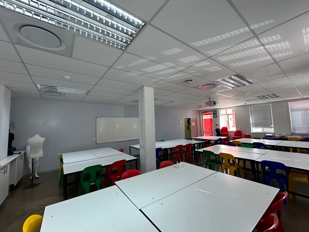1 834m² Office to Let in The Glades Office Park, La Lucia Ridge