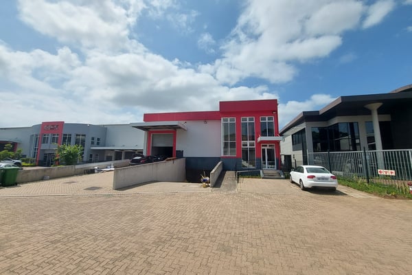 704m² Prime Warehouse To Let in Riverhorse Valley — image 2