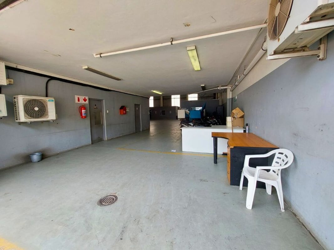1008m² Warehouse For Sale in Riverhorse Valley