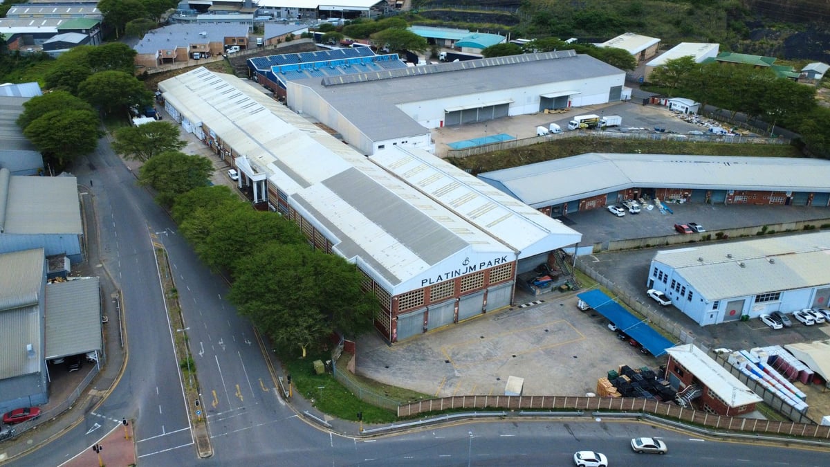 6100m² Warehouse For Lease in Briardene