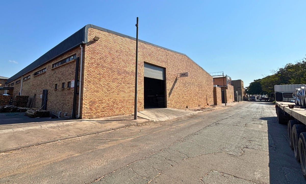 1 050m² Factory/Warehouse To Let – Rossburgh 