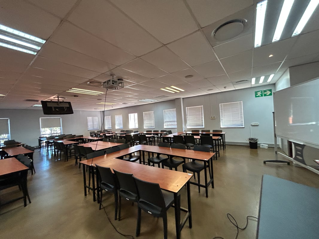 879m² Office To Let in The Glades Office Park, La Lucia Ridge