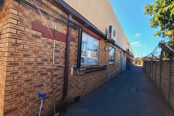 845m² Standalone Warehouse For Sale in Clairwood — image 2
