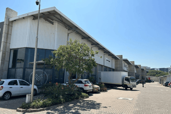 559m² Warehouse with Prime Exposure for Lease in Riverhorse Valley — image 2