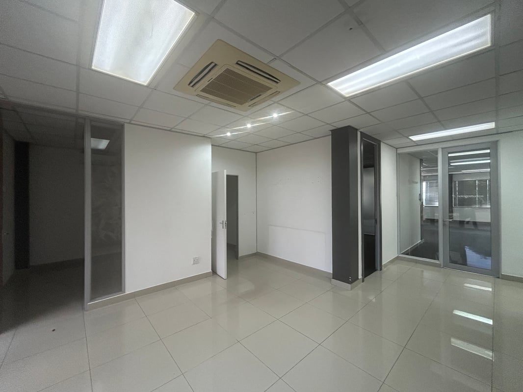 302m² Office to let in Westville