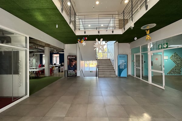  879m² Office To Let in The Glades Office Park, La Lucia Ridge — image 2