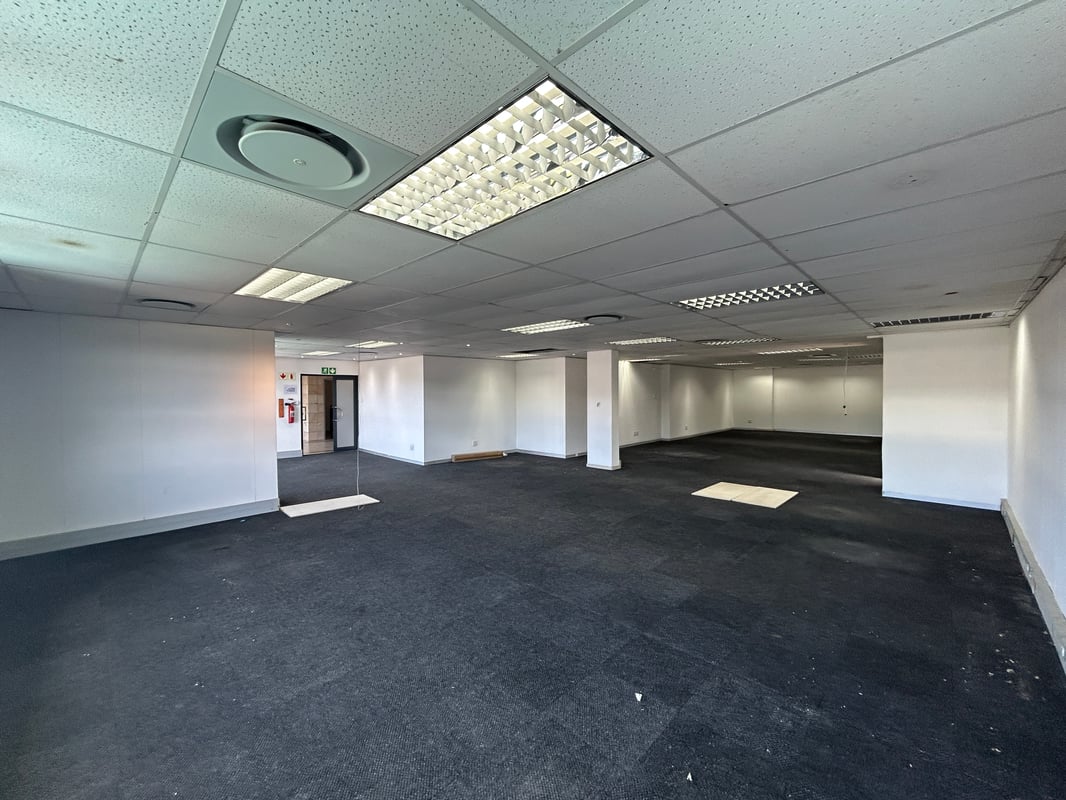 176m² Office To Let in Riverhorse Valley