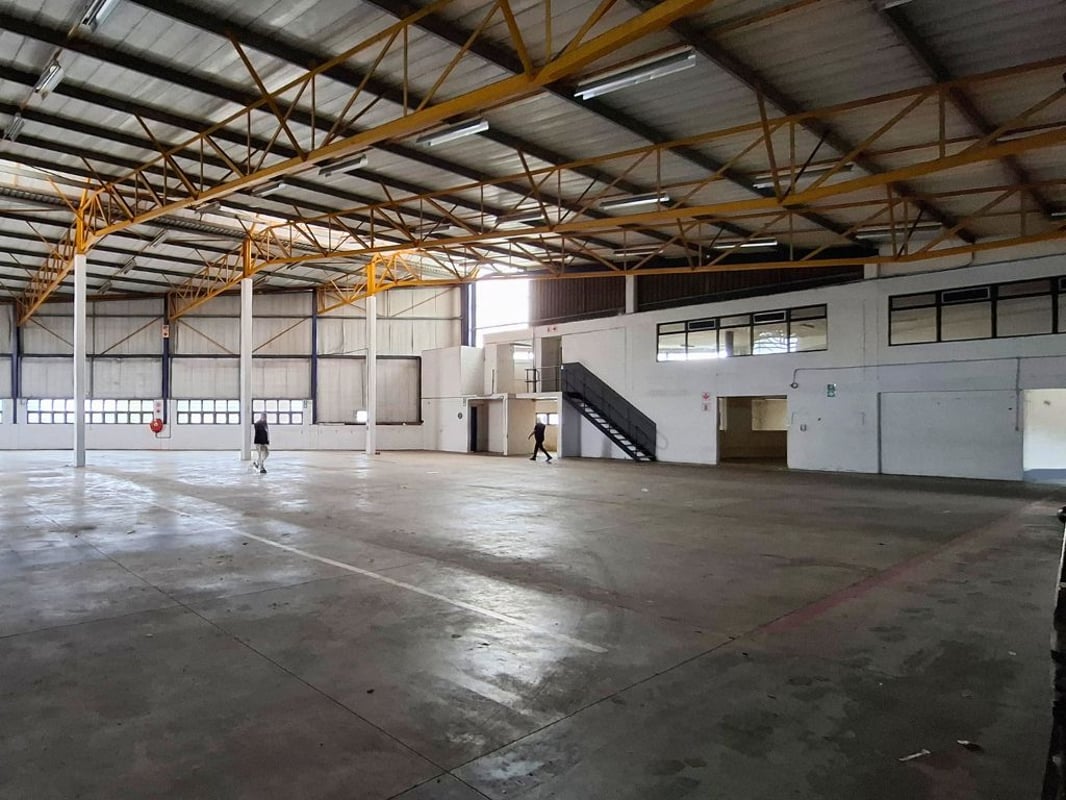 1616m² Warehouse For Lease in Red Hill