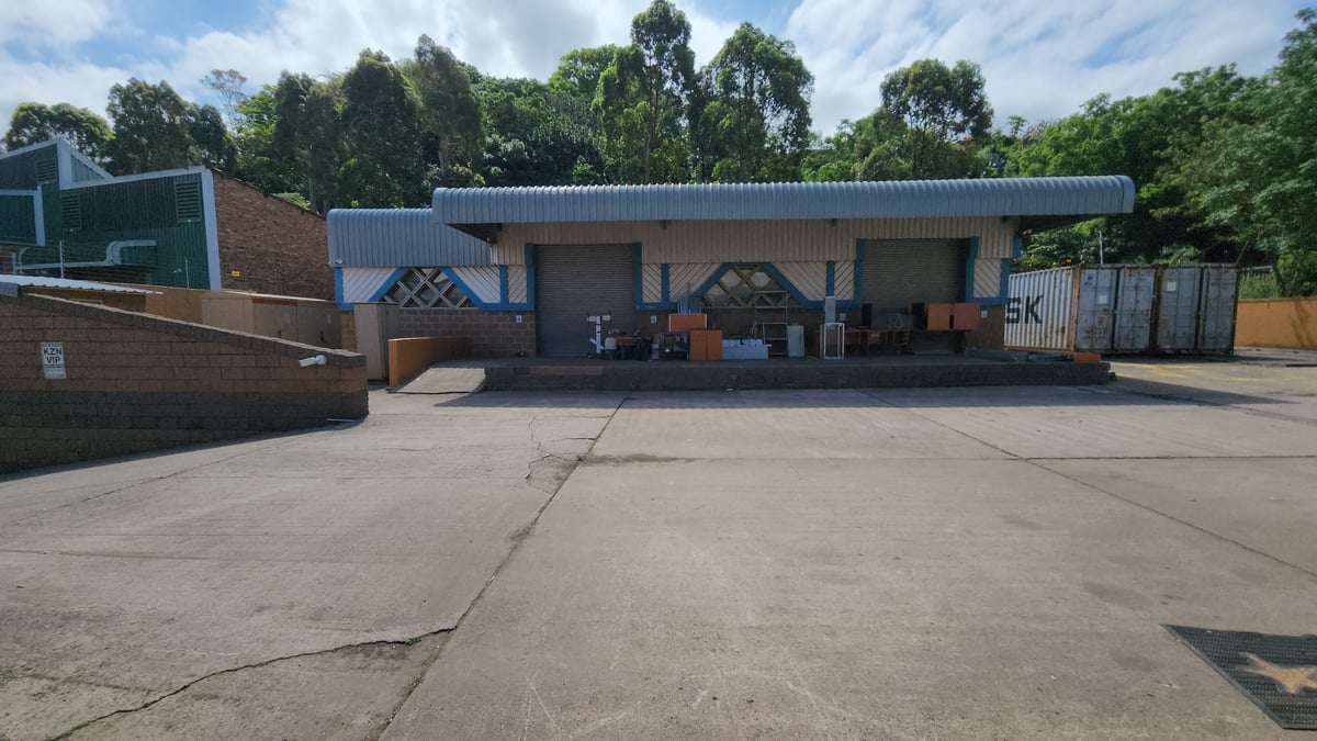 3 867m² Standalone Factory To Let in Glen Anil