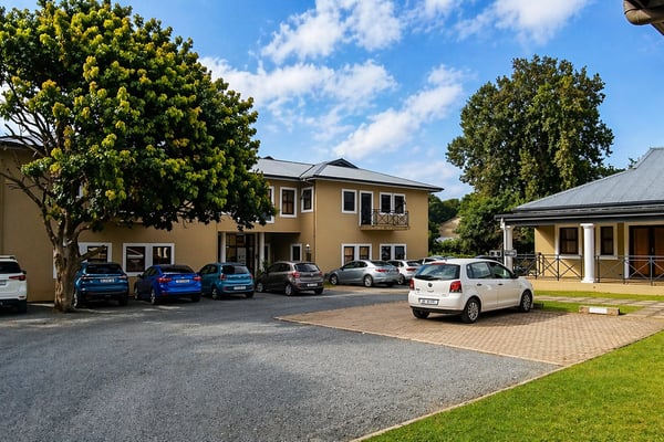 130m² Office To Let in Kloof — image 2