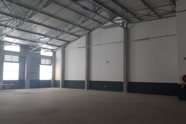 704m² Prime Warehouse To Let in Riverhorse Valley — image 4