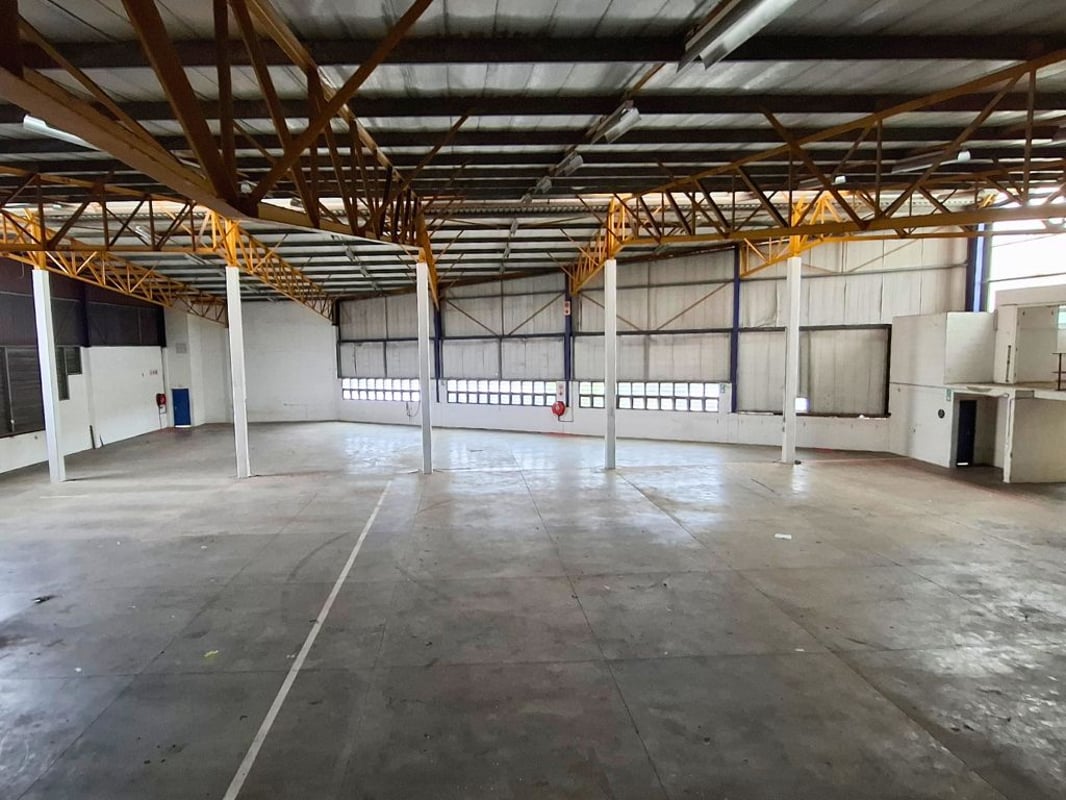 1616m² Warehouse For Lease in Red Hill