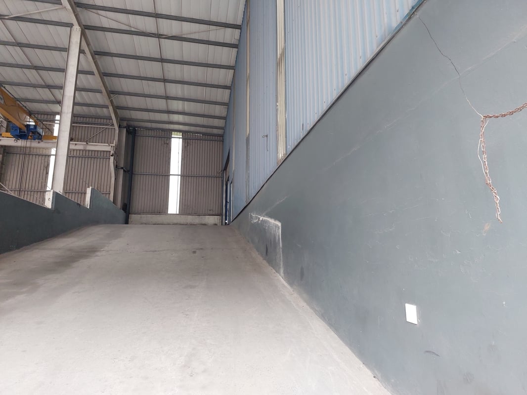 1 000m² Factory To Let in Redhill