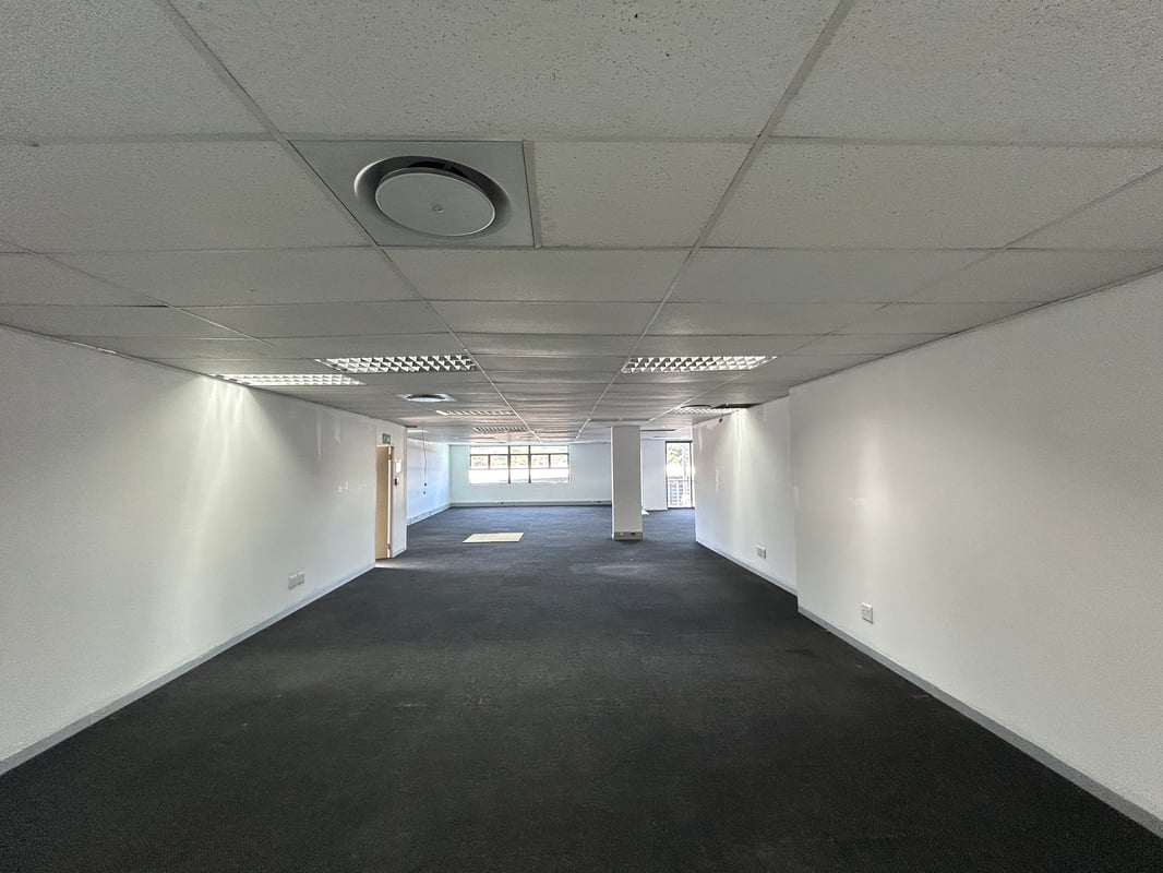 176m² Office To Let in Riverhorse Valley