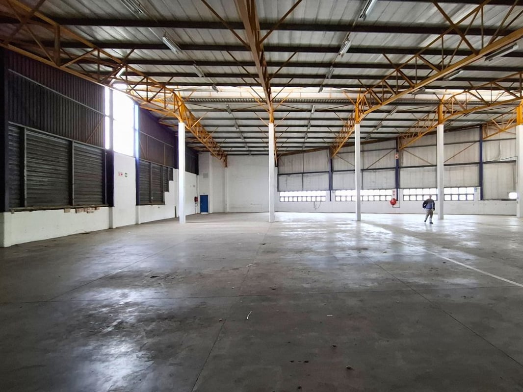 1616m² Warehouse For Lease in Red Hill