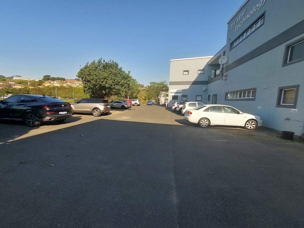 375m² Office To Let in Riverhorse Valley