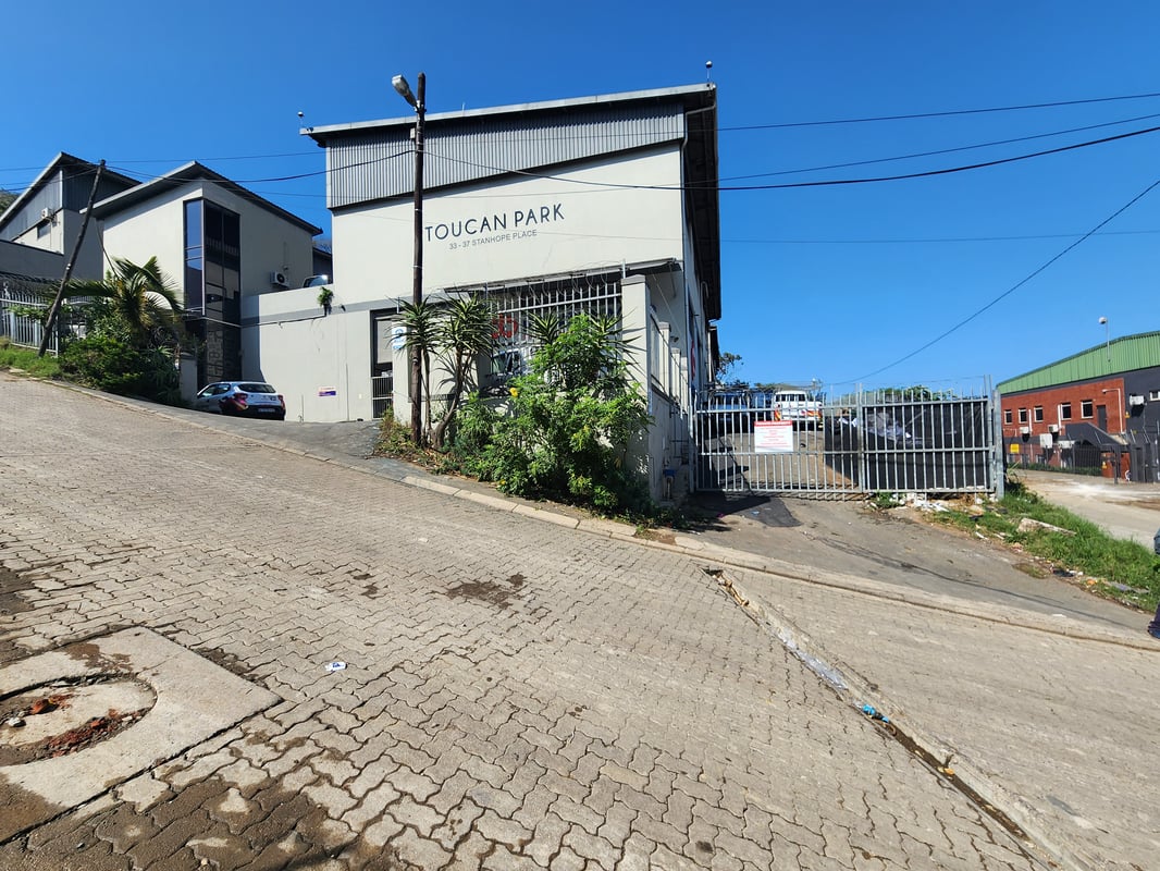 937m² Factory For Sale in Briardene