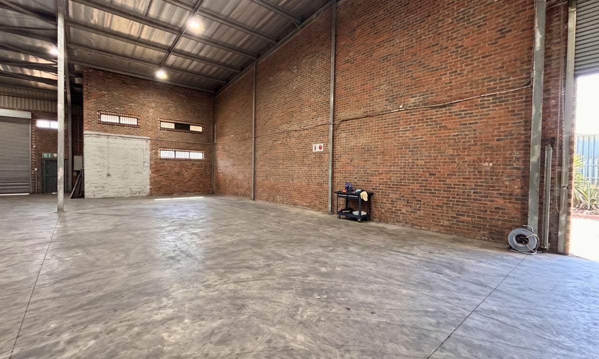 1 050m² Factory/Warehouse To Let – Rossburgh 