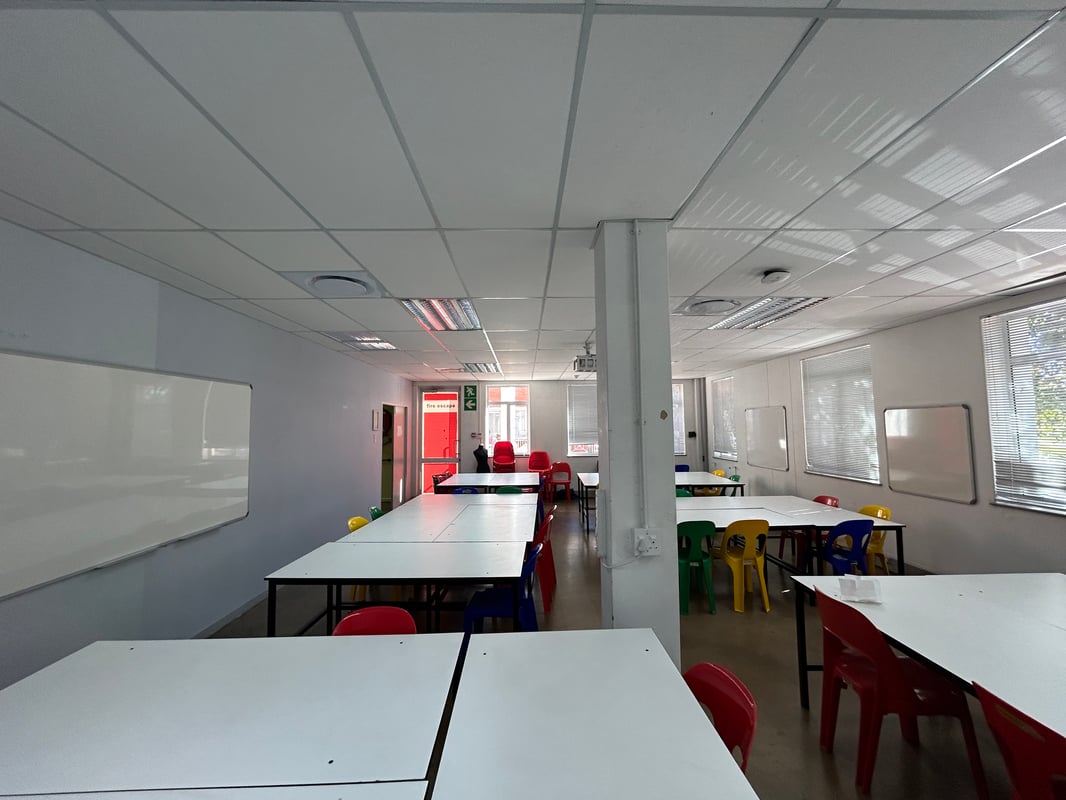  879m² Office To Let in The Glades Office Park, La Lucia Ridge