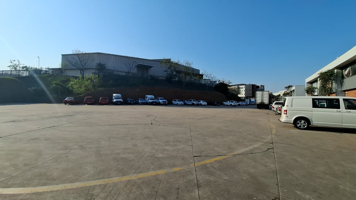 900m² Warehouse To Let in Riverhorse Valley