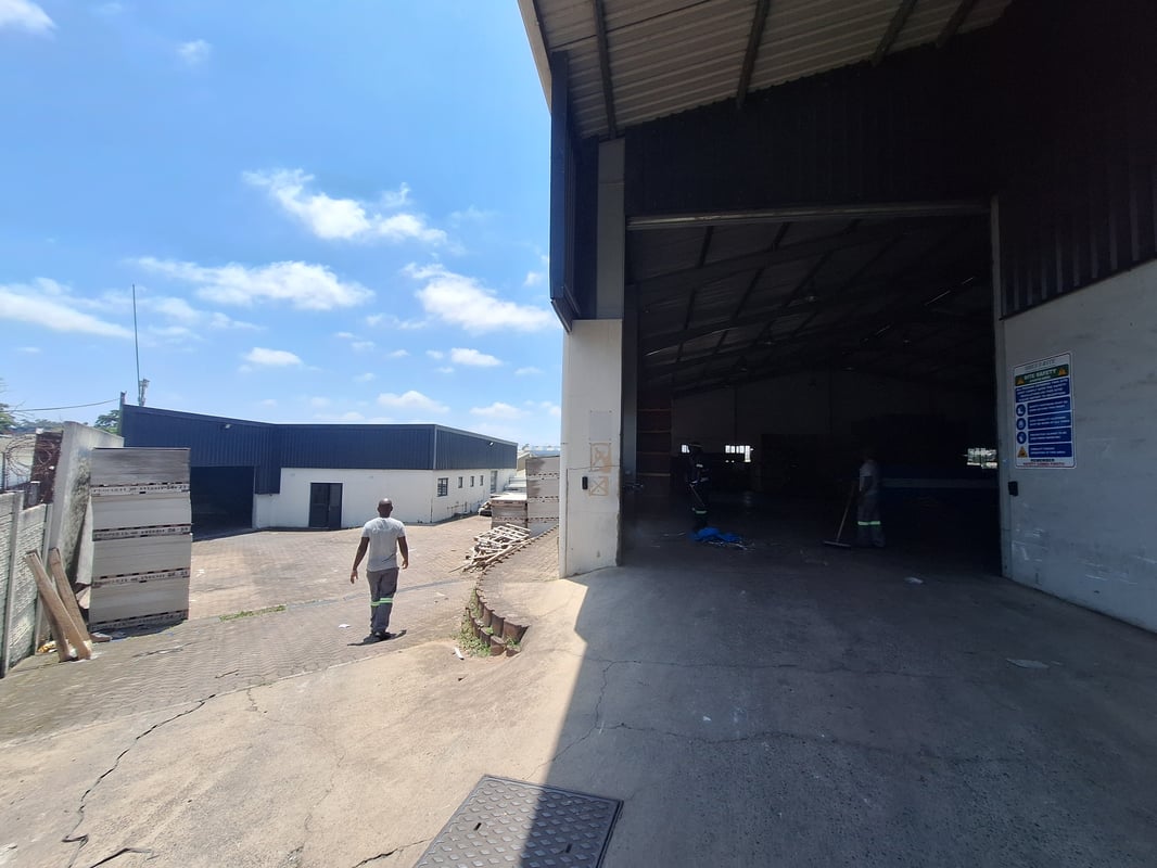 1 345m² Warehouse To Let in New Germany