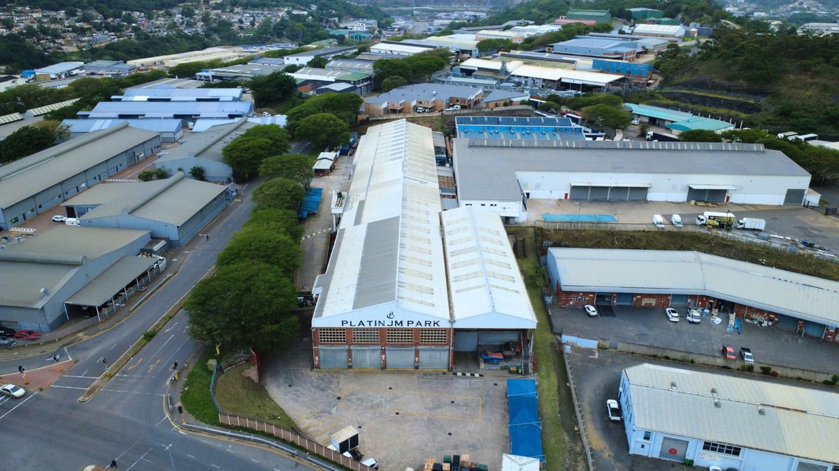 8000m² Factory For Lease in Briardene