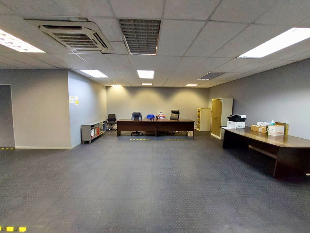 1008m² Warehouse For Sale in Riverhorse Valley
