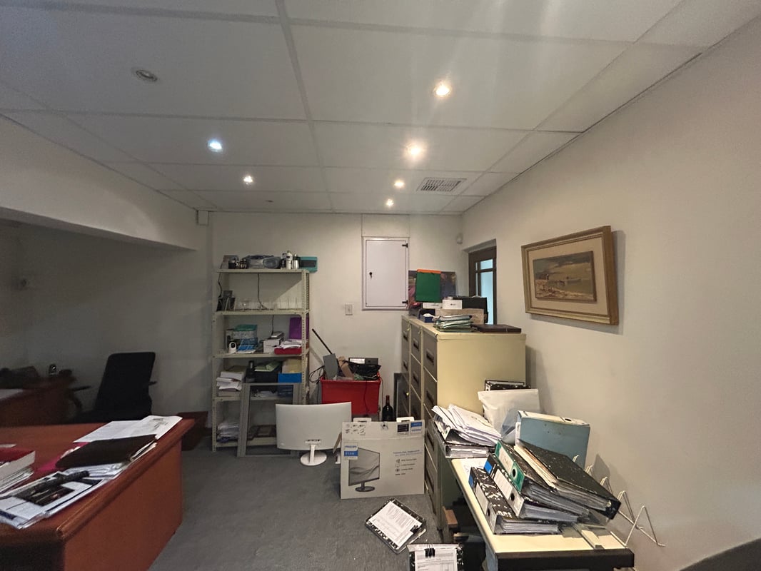 988m² Standalone Office For Sale in Westville