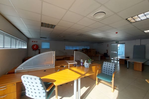 375m² Office To Let in Riverhorse Valley — image 4
