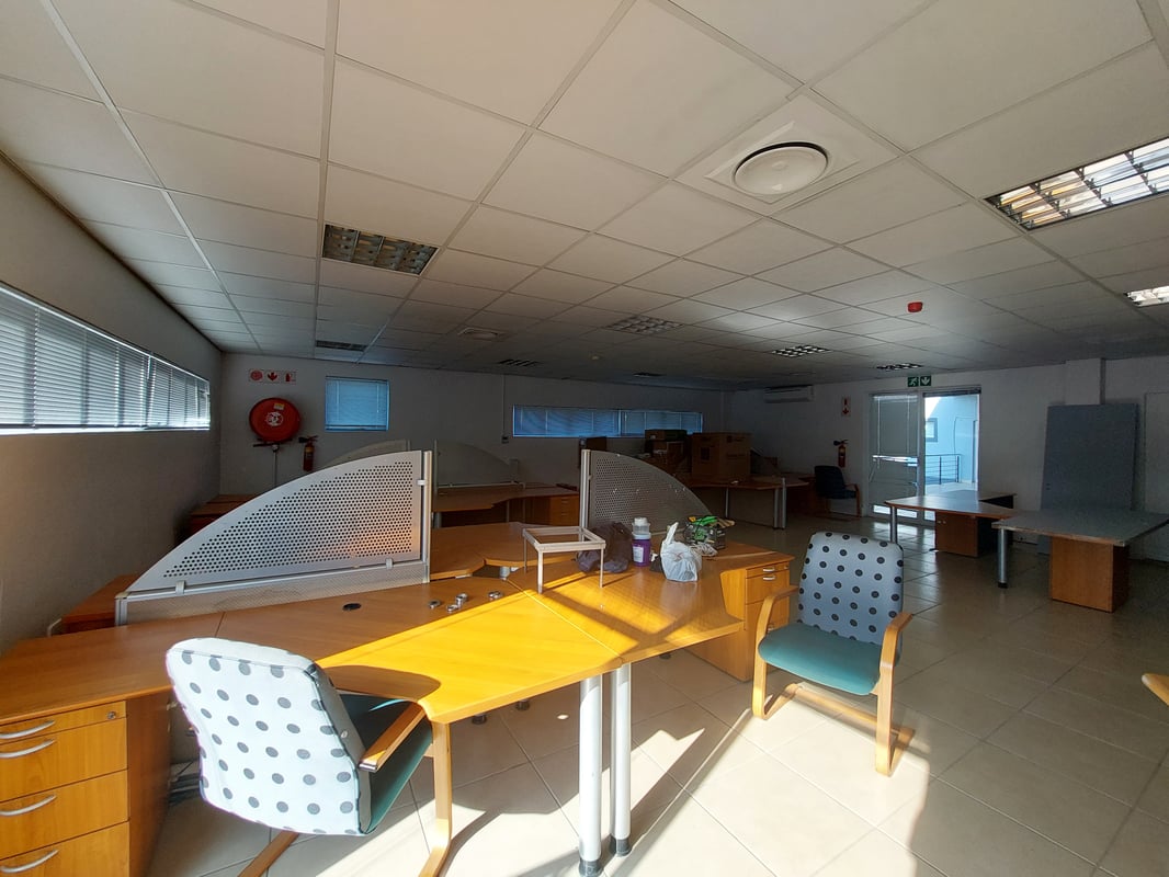 375m² Office To Let in Riverhorse Valley
