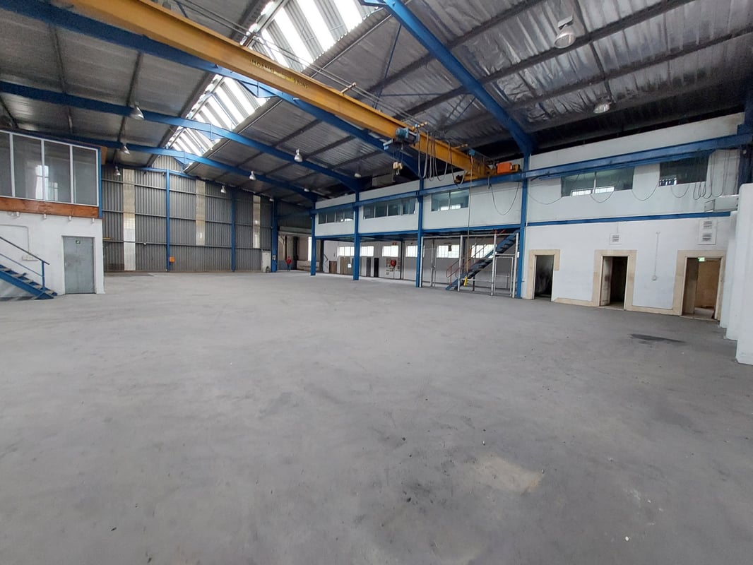 1 000m² Factory To Let in Redhill