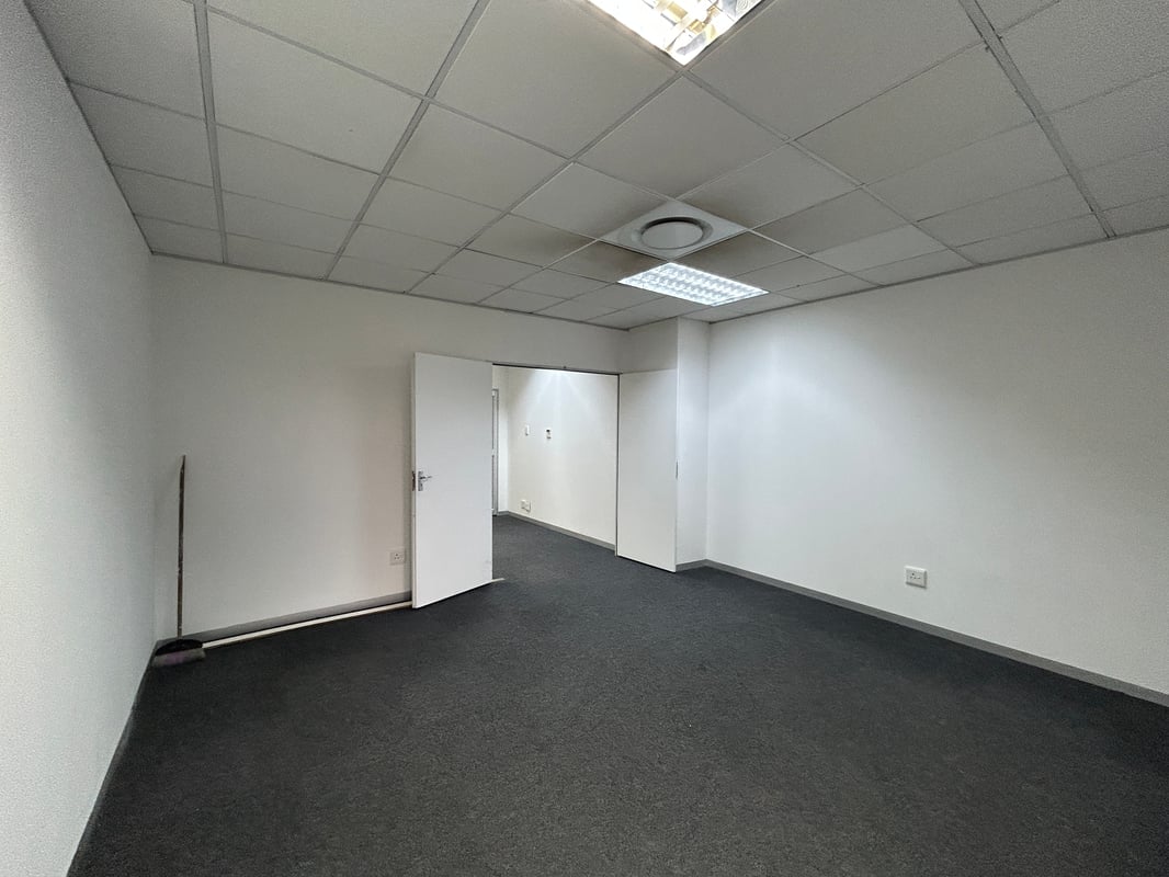 2319m² Commercial Office Building for Sale in Westway Office Park