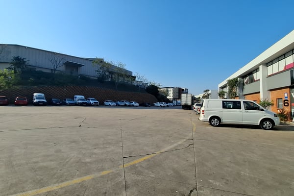 900m² Warehouse To Let in Riverhorse Valley — image 4