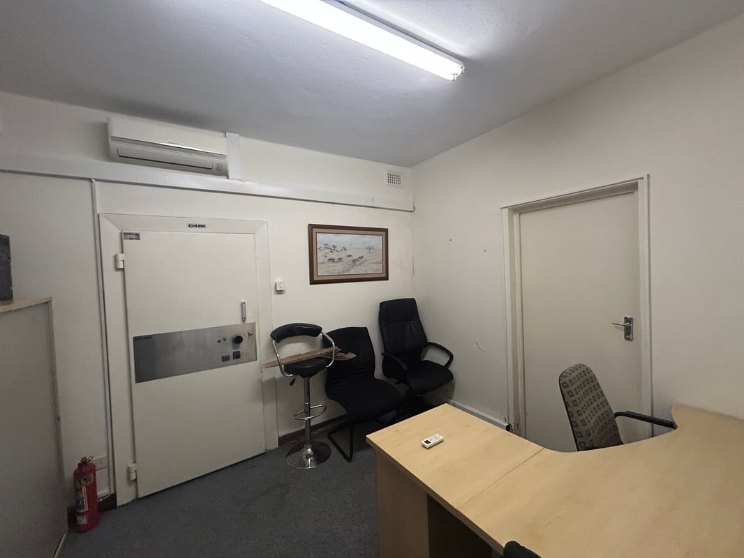 988m² Standalone Office For Sale in Westville