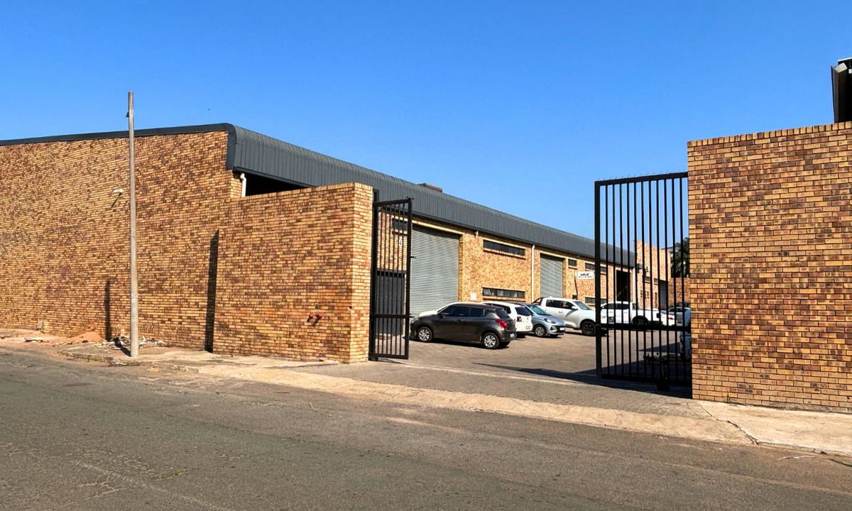 1 050m² Factory/Warehouse To Let – Rossburgh 