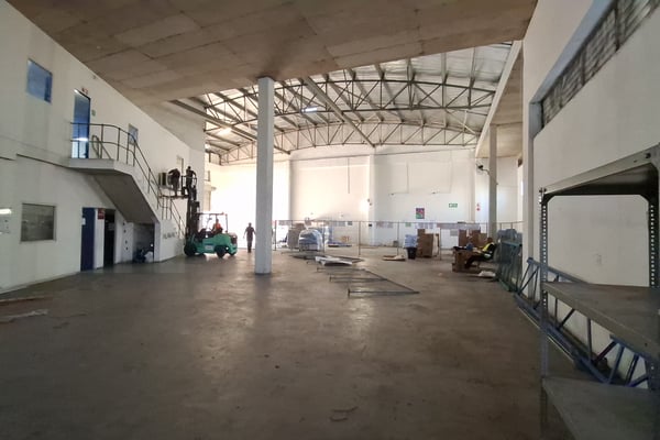 900m² Warehouse To Let in Riverhorse Valley — image 5