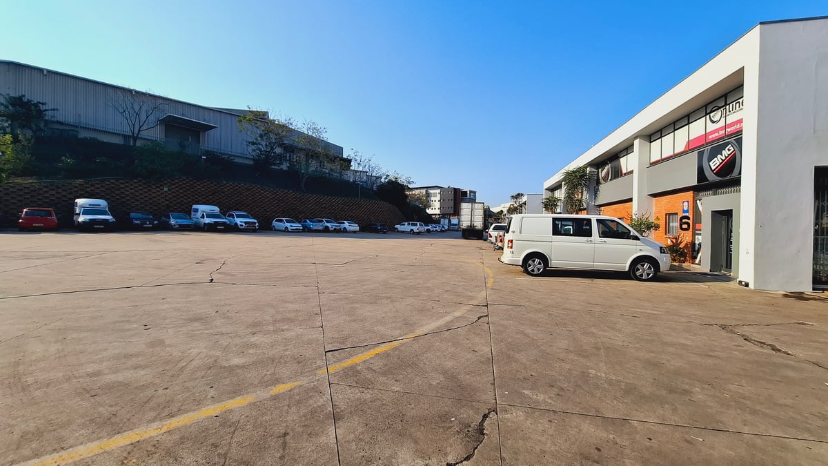 900m² Warehouse To Let in Riverhorse Valley