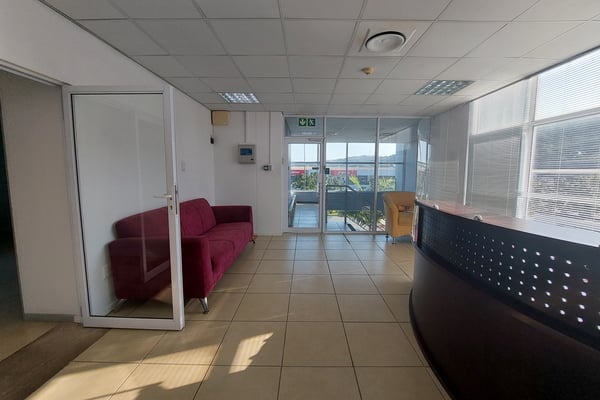 375m² Office To Let in Riverhorse Valley — image 2