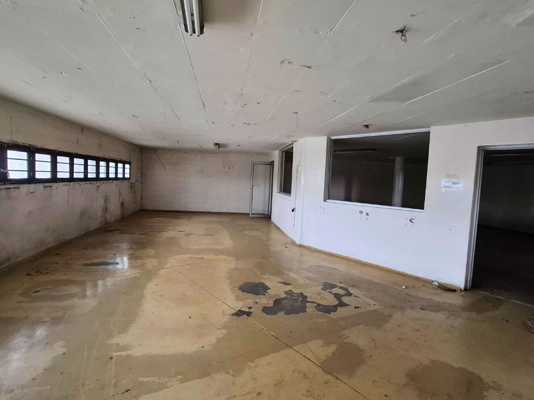 1616m² Warehouse For Lease in Red Hill