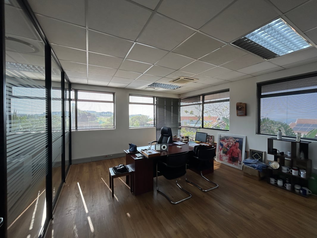 255m² Office To Let in La Lucia Ridge