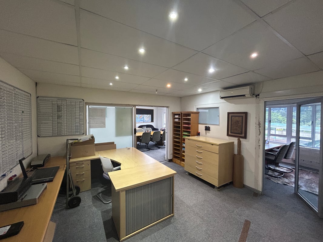 988m² Standalone Office For Sale in Westville