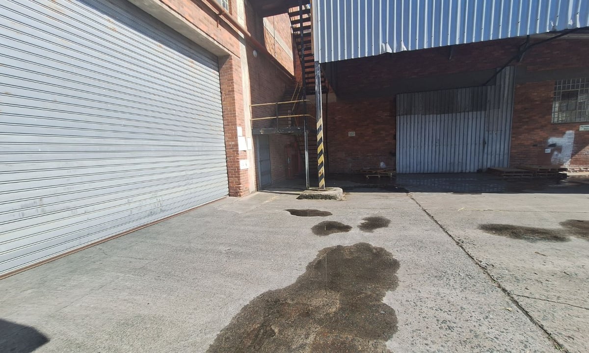 3 432m² Industrial Unit For Sale in New Germany