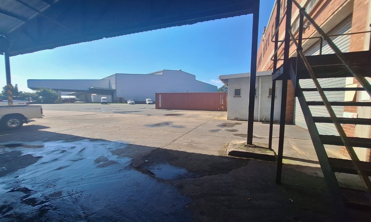 3 432m² Industrial Unit For Sale in New Germany