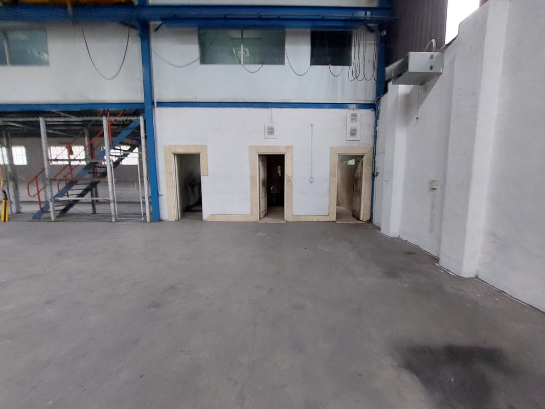 1 000m² Factory To Let in Redhill