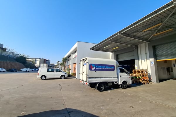 900m² Warehouse To Let in Riverhorse Valley — image 3
